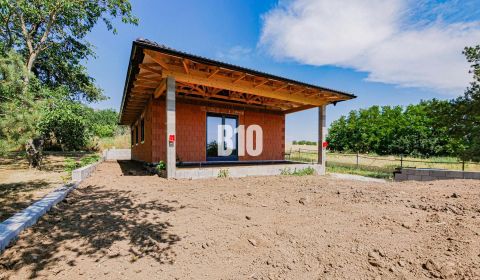 Moderný bungalov v pokojnej časti Čeľadíc – Ideálny domov na skok od N