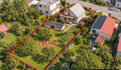 DOM S POTENCIÁLOM A VEĽKOU ZÁHRADOU – PREJTA, POZEMOK 1 050 m²