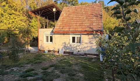 Záhrada s murovanou chatkou po rekonštrukcii iba 200 m od rieky Nitra