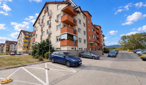 PEZINOK-PRIESTRANNÝ ZARIADENÝ 2i BYT S LOGGIOU A ŠATNÍKOM 