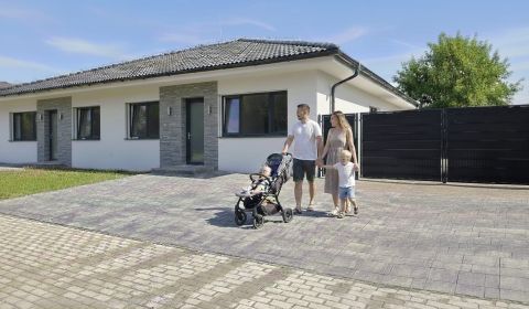POSLEDNÝ VOĽNÝ DOM: 4i RD, 6a pozemok, Inovec, blízko D1