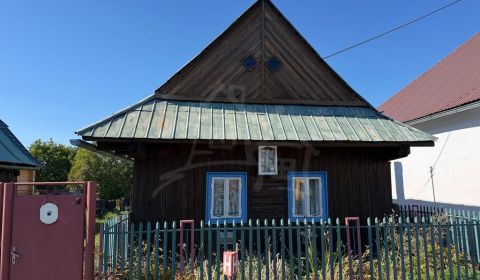Drevenička v malej dedinke blízko lyžiarskeho strediska Kokava Línia