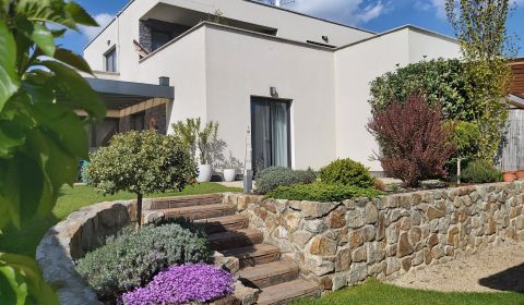Zariadený 3 izb.byt, 229 m2 záhrada, 2 parkovacie miesta 