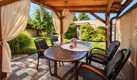 Predaj dvojgeneračný RD, garáž, bazén, pozemok 896 m2, Hegyeshalom