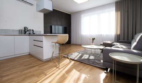 EXKLUZÍVNE  Luxusný 2i byt v centre Starého mesta 