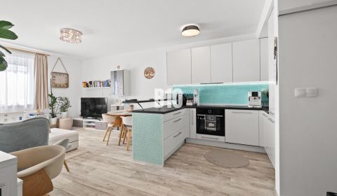 PRIESTRANNÝ 3i byt (79,5m2) s veľkým šatníkom, klimatizáciou a preskle