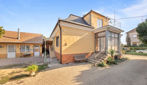 PREDAJ- Poschodový rodinný DOM na pozemku 813m2- Dvory nad Žitavou