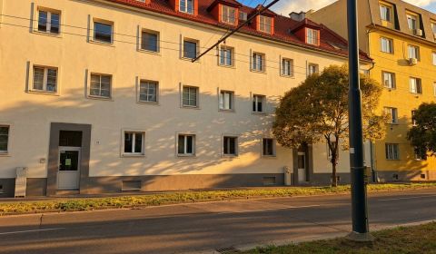 Priestranný 2 izbový byt v Širšom centre s  rez. parkovaním
