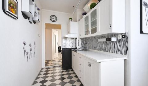 2 izbový byt s tromi balkónmi na Chrenovej. Priestor pre váš vlastný š