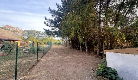 NA PREDAJ STAVEBNÝ POZEMOK V CENTRE DULOVIEC – 1602 m²