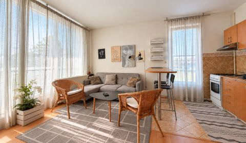 Na prenájom 2-izbový byt, kompletne zariadený, Trenčín – Orechové