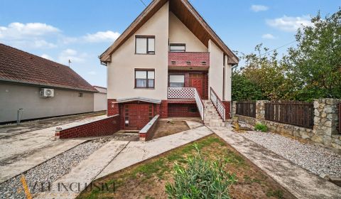 5 IZBOVÝ RD S GARÁŽOU NA PEKNOM POZEMKU VÁHOVCE