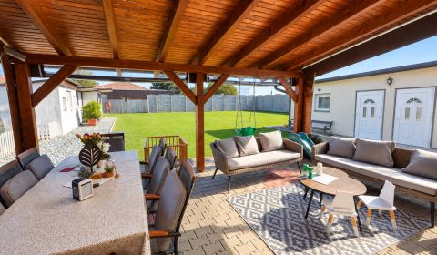 Predaj 3i rodinný dom, dvojgaráž, 1 061 m2 pozemok, Mosonszolnok