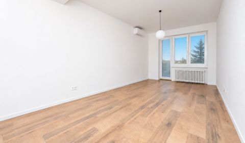 Svetlý 2i byt s balkónom, Staré Mesto