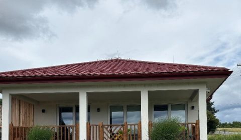 4 izbová NOVOSTAVBA s terasou a pozemkom 1.200 m2 v blízkosti Levíc