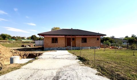 Na predaj novostavba 5-izbového bungalovu neďaleko Nitry