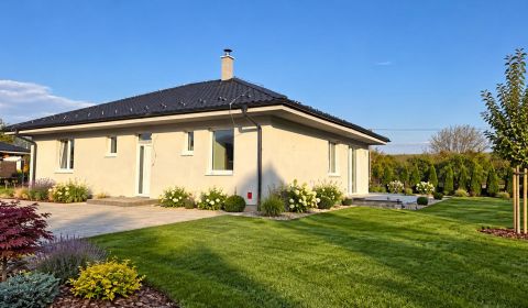 Skolaudovaná NOVOSTAVBA 4-izbového bungalovu v Motešiciach 