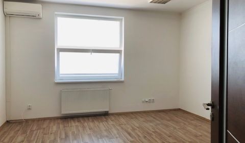 Kancelária 17m2 v menšej adninistratívnej budove. Poľná ul.