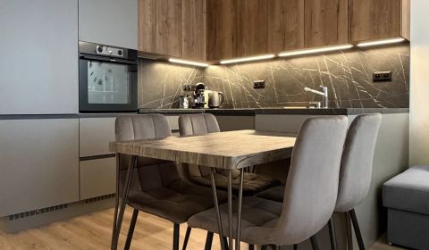 CENTRUM: 4 izb.byt + BALKON + ŠPAJZA + ŠATNÍK