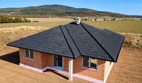 NOVOSTAVBA 4 i. bungalov s terasou na pzmk. 728m2. TOP LOKALITA v ZM