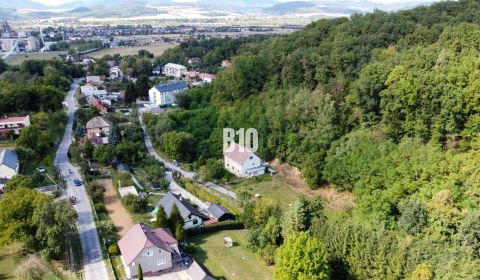 Priestranný 5-izbový rodinný dom na veľkom pozemku pri lese