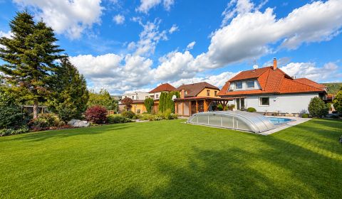 Priestranný 6i rodinný dom s bazénom a pozemkom 937 m², TN-Zlatovce