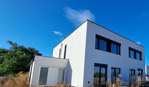 NOVOSTAVBA bytu na 2. NP s 1 parkovacím miestom, centrum Levice 