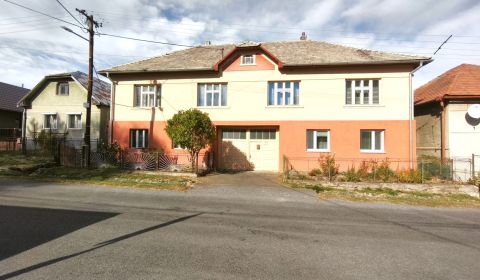Veľkoryso riešený 4-bytový rodinný dom s letnou kuchyňou a hospodársko
