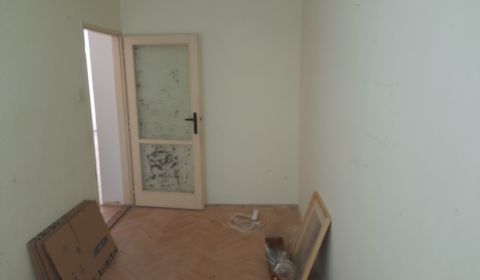 3 izbový byt v centre Nových Zámkov