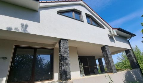 Rodinný dom, garáž a záhrada 2.600 m2, Žemberovce, Dohoda možná