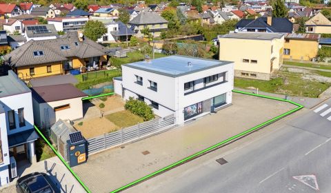 Podnikajte, bývajte alebo spojte oboje – polyfunkčný dom v Púchove