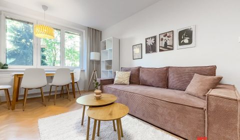Svetlý zrekonštruovaný 2i byt s balkónom a lodžiou - Ružinov