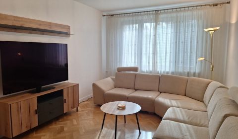 Na prenájom 2,5-izbový byt s loggiou, Banskej Bystrica