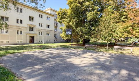 Pokojné bývanie v centre – 3 izbový byt Za Ferenitkou