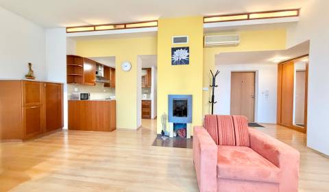 Priestranný 3-izbový byt na prenájom v centre Žiliny