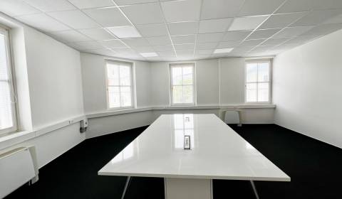 Kancelárie na námestí v Starom Meste, recepcia, garáž, BA I