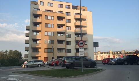 Prenajmeme pekný 2 izb byt na Kadnárovej  ulici s parkovaním