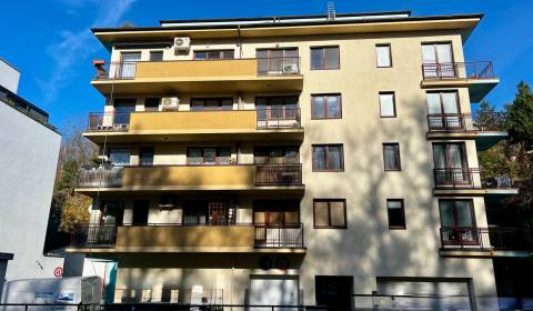 Krásny 2-izb byt v BA I s balkónom a parkovacím miestom