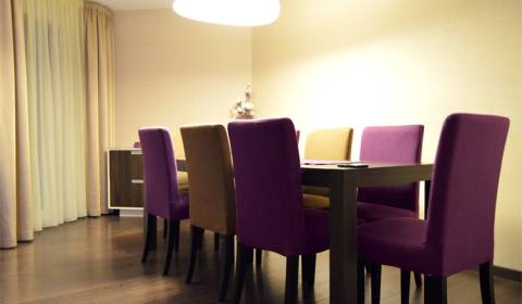 POKOJNÝ A KVALITNÝ DOMOV V TROJIZBOVOM BYTE NA PREDAJ V RAKÚSKU