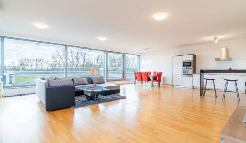 Priestranný 3i byt 125 m2, s terasou a parkovaním, KARLOVESKÉ RAMENO