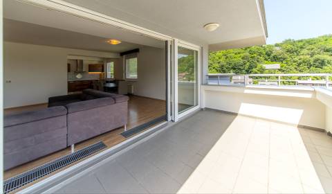 Jedinečný 4i byt 160 m2, s terasou, klimatizácia, 2 x parkovanie 