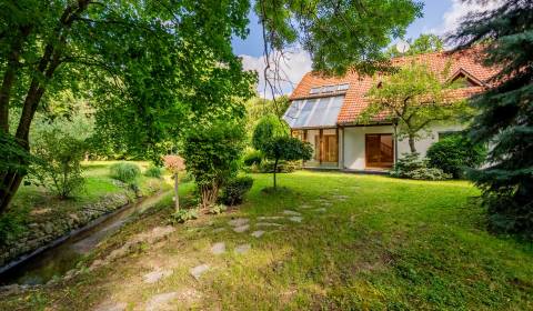 Priestranný 2-podlažný RD 240 m2, so zimnou záhradou a pozemkom