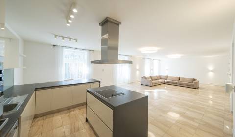 Priestranný 4i byt 195 m2, nezariadený s parkovaním, HLBOKÁ RESIDENCE