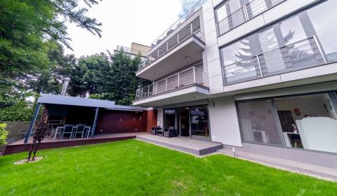 Priestranný 3i byt 102 m2, s A/C, terasou a krásnou záhradou 260m2