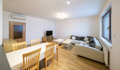 Priestranný 3i byt 88 m2, s A/C, zaskleným balkónom a parkovaním