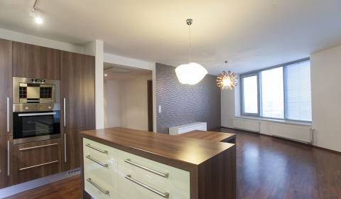 Priestranný 4i byt 117m2, s klímou,terasou 17m2 a parkovaním, III VEŽE