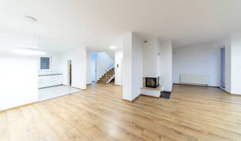Veľmi pekný 5i RD 190m2 s krbom a záhradou, A/C, dvojgaráž