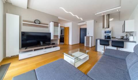 REZERVOVANÉ, Krásny 2i byt, 57 m2, zariadený, parkovanie, klíma