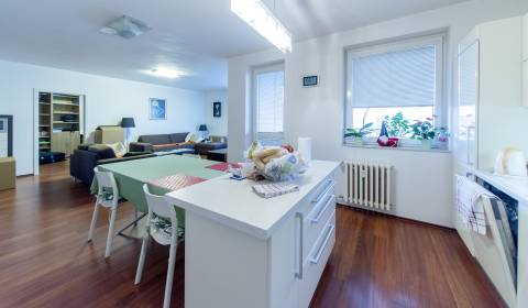 Priestranný, sympatický 4i byt 107 m2, s lodžiou a parkovaním