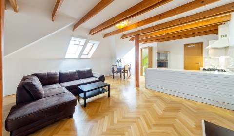Veľkometrážny podkrovný 2i byt 90m2, s A/C v historickej vile v centre